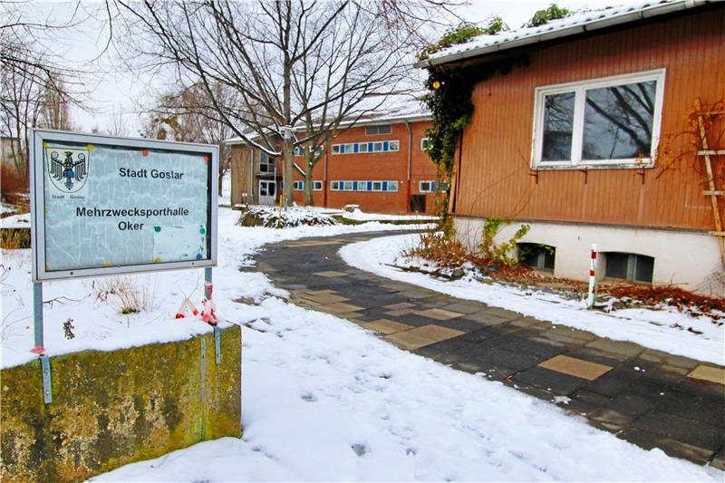 Die Mehrzweckhalle Oker soll saniert und um einen neuen Mehrzweckbereich erweitert werden. Das seit Jahrzehnten nicht mehr genutzte Lehrerschwimmbecken soll ebenso verschwinden wie das Hausmeister-Wohnhaus. Foto: Epping
