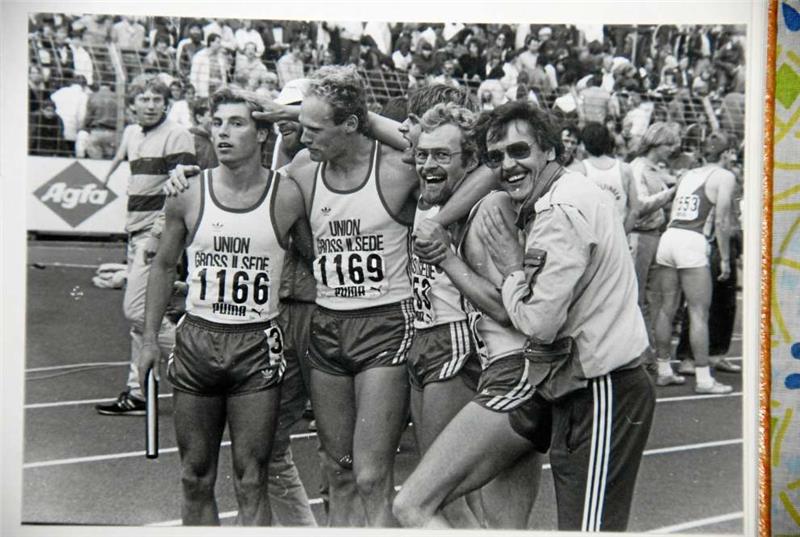 Die Meisterstaffel des Jahres 1984: Ein Mannschaftsbetreuer (Name ist nicht bekannt) freut sich mit Reinald Kohne, Carsten Fischer, Uwe Wegner und Erwin Skamrahl (v. re.). Archivfoto: privat