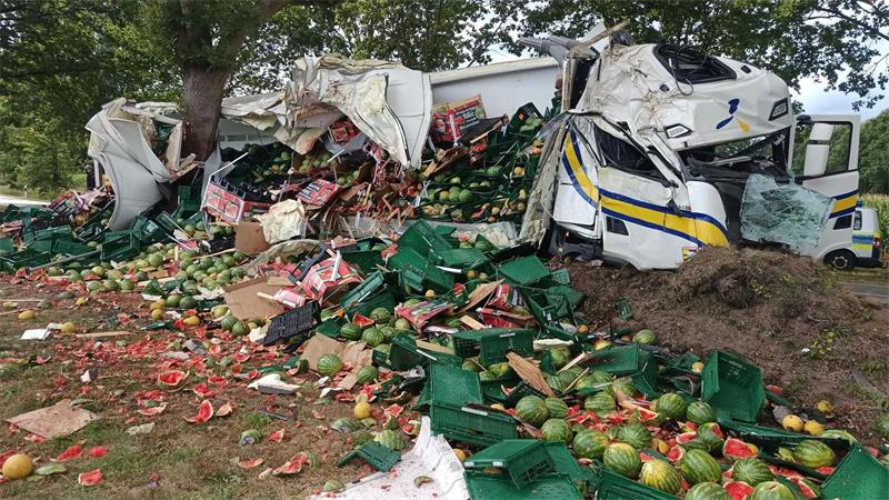 Die Melonenladung des verunglückten Lkws wurde freigegeben - Passanten durften sich bedienen. 
