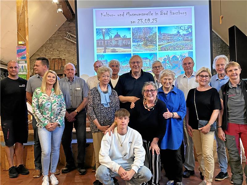 Die geheimen Kulturschätze Bad Harzburgs Die Menschen, die die Kulturmeile mit Leben erfüllen, kommen aus ganz verschiedenen Bereichen des Bad Harzburger Lebens – vom Jugendtreff über die Bad-Harzburg-Stiftung bis hin zum Tourismusmarketing und eben dem Gründungsteam, unter anderem mit Nina Festerling (5.v.r), Franziska Glombeck (links daneben) und Riachard Maschke (Mitte). Foto: Schlegel