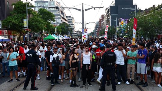 Die Menschen feierten auf der Straße. 