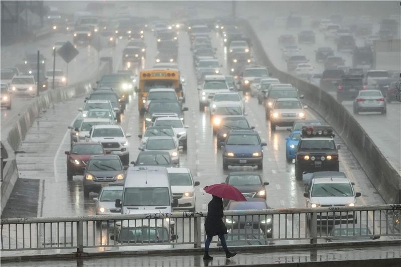 Überschwemmungen in Kalifornien - mindestens zwei Tote Die Menschen im US-Bundesstaat Kalifornien haben schon wieder mit massiven Regenfällen und Überschwemmungen zu kämpfen.