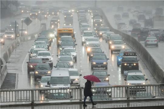 Die Menschen im US-Bundesstaat Kalifornien haben schon wieder mit massiven Regenfällen und Überschwemmungen zu kämpfen.