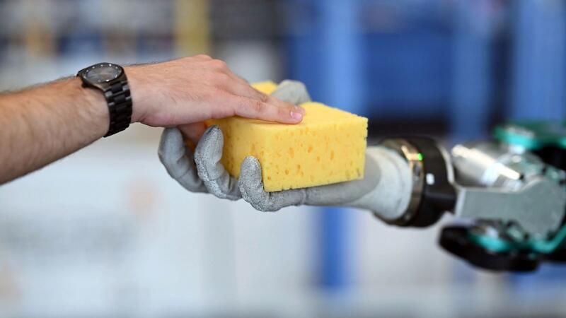 Verbraucher gespalten über Robotik und KI in der Gesundheit Die Menschen in Deutschland stehen einen Einsatz von Robotern im Gesundheitswesen vergleichsweise offen gegenüber (Symbolbild).