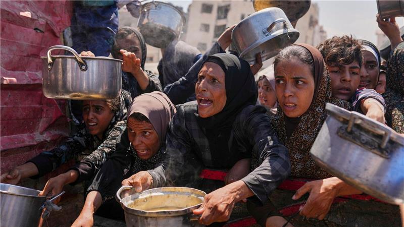 Gaza statt Wunstorf: Die Luftwaffe im Hilfseinsatz Die Menschen in Gaza kämpfen um knappe Lebensmittel.