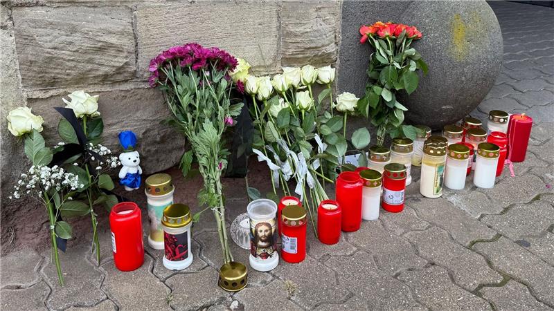 Erschossener Polizist - „Es sind dunkle Tage für unser Land“ Die Menschen in Völklingen legten Blumen und Kerzen bei der Polizei ab.