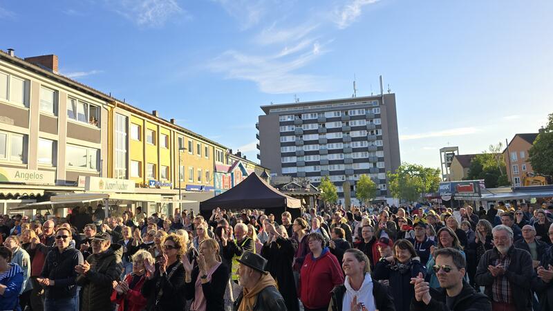 Nur ein Pöbler stört ein ansonsten gelungenes Jürgenohlfest Die Menschen lauschen am Samstagabend den Klängen von Silent Radio.