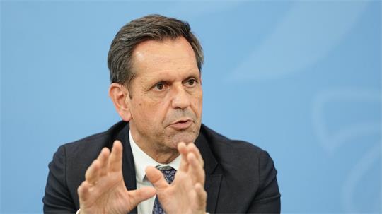 Die Menschen müssten spüren: Der Staat sehe die Probleme, er erkläre seine Entscheidungen und er handle so, dass ihr Leben verlässlicher werde, so der Ministerpräsident. (Archivbild)