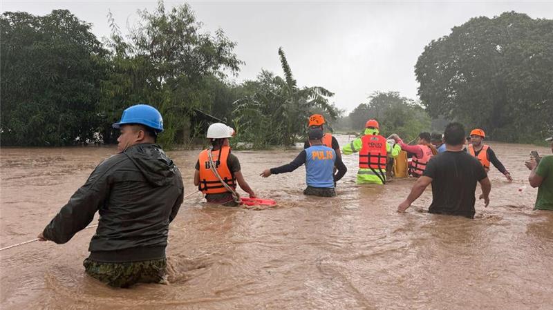 „Winde wie ein Erdbeben“: Supertaifun Krathon tobt in Asien Die Menschen wateten vielerorts durch hüfthohe Wassermassen.