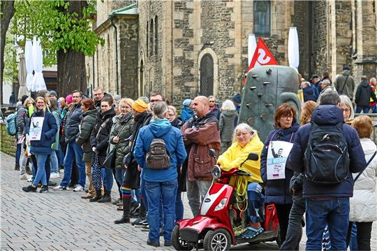 Die Menschenkette ging einmal ums ganze Rathaus rum – auseinandergezogen hätte es zwar nicht für drei, aber vielleicht für zwei Runden gereicht. Foto: Epping