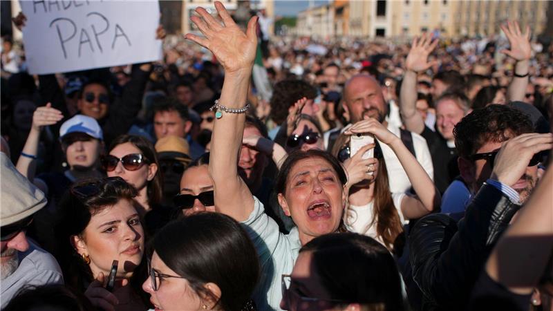 Jubel, Tränen und „Viva il Papa“ - Zehntausende feiern Papst Die Menschenmenge bejubelt den neuen Papst.