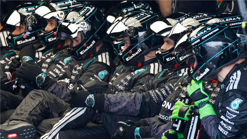 Die Mercedes-Crew hätte wohl gern auf die Zwangspause verzichtet.