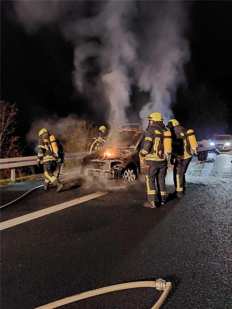 Pkw-Fahrer (23) flüchtet nach Unfall aus Auto – Einsatzkräfte suchen ihn Die Mercedes M-Klasse ist vollständig ausgebrannt. Foto: Feuerwehr Seesen