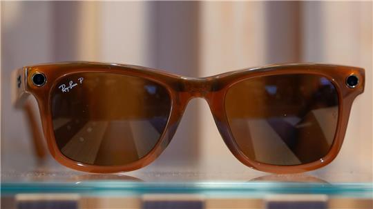 Die Meta-Brillen sind mit Kamera, Mikrofon und Lautsprechern ausgestattet. (Archivbild)