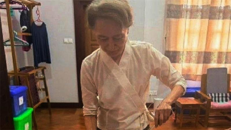 Seltene Bilder von Aung San Suu Kyi: Treffen mit Rotem Kreuz Die Militärregierung veröffentlichte auch Fotos, die Suu Kyi an ihrem Geburtstag im Juni zeigen sollen.