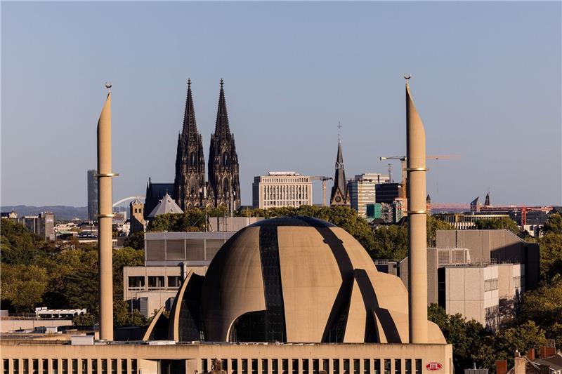 Die Minarette der Zentralmoschee der DITIB ragen vor den Türmen des Kölner Doms in den Himmel.