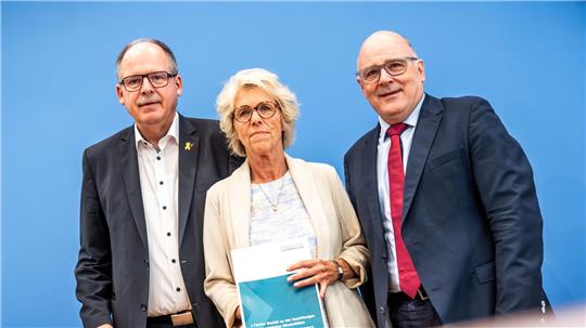 Die Mindestlohnkommission präsentiert das Mindestlohn-Ergebnis. 