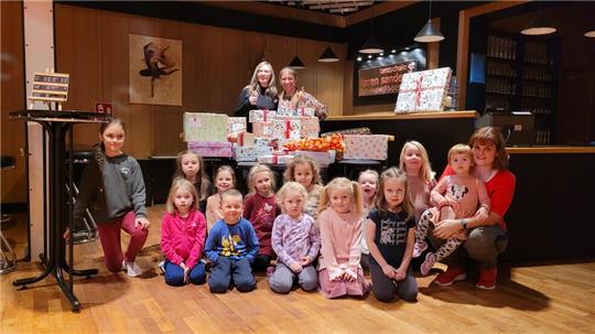 Die "Minikids", weitere junge Tänzerinnen und Tänzer sowie Erwachsene haben Pakete für die Aktion beigesteuert. Nicole Herzberg (hinten v.l.) und Karen Sander freuen sich.