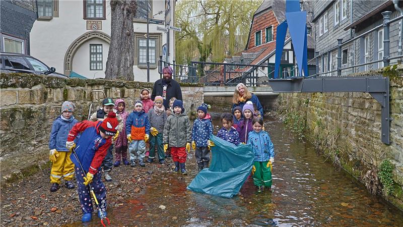 Die Minis des Kindergartens Kunterbunt sammeln mit ihren Erziehern Müll an der Abzucht.