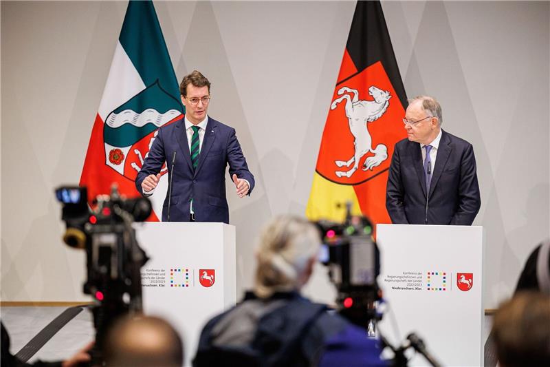 Milliarden für Energiepreisbremse - Tempo bei Entlastungen Die Ministerpräsidenten Hendrik Wüst (l.) und Stephan Weil (r.) während einer Pressekonferenz.