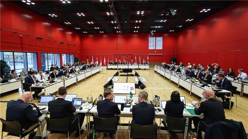 Ministerpräsidenten wollen mehr Geld vom Bund für Häfen Die Ministerpräsidenten aller 16 Bundesländer haben sich für ein stärkeres Engagement des Bundes bei Investitionen in die Häfen ausgesprochen.