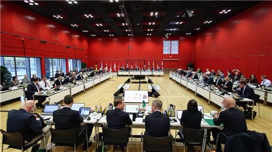 Die Ministerpräsidenten aller 16 Bundesländer haben sich für ein stärkeres Engagement des Bundes bei Investitionen in die Häfen ausgesprochen.