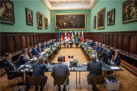 Die Ministerpräsidenten der Ost-Länder beraten bei einer gemeinsamen Konferenz in Berlin.