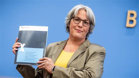 Die Missbrauchsbeauftragte des Bundes, Kerstin Claus, sieht Fortschritte im Kampf gegen sexuelle Gewalt aber noch viele Baustellen zur Verbesserung der Lage. Ihr Bericht ist eine Bestandsaufnahme. 