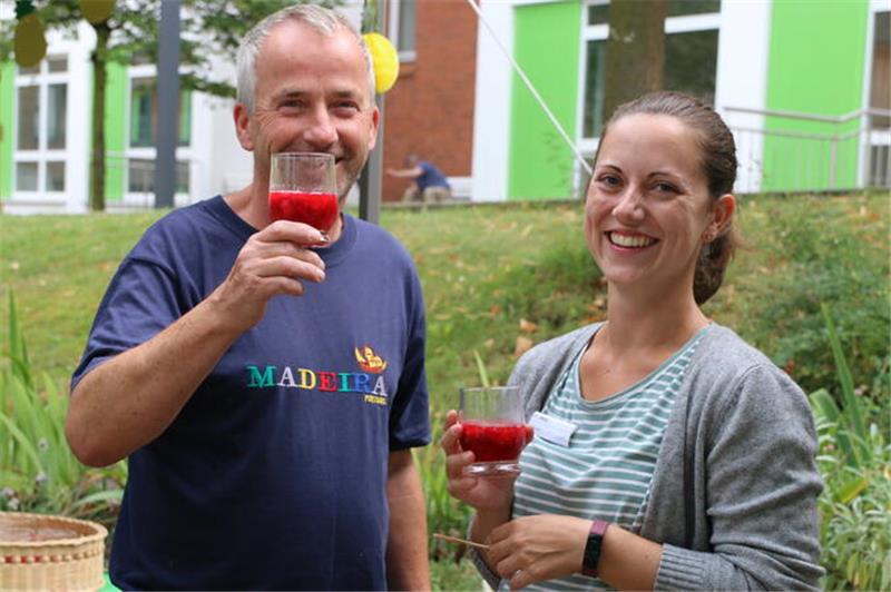 Kräuter-Kraxeln bringt Abwechslung in den Klinikalltag Die Mitarbeiter Andreas Exner und Pia Imig lassen sich die sommerliche Himbeerbowle schmecken.