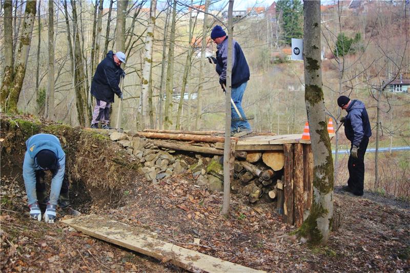 Die Mitarbeiter der Alberti-Lift-Betriebe stellen die neue Sprungschanze im Bikepark am Matthias-Schmidt-Berg fertig. Foto: Jung