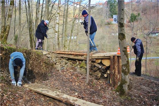 Die Mitarbeiter der Alberti-Lift-Betriebe stellen die neue Sprungschanze im Bikepark am Matthias-Schmidt-Berg fertig. Foto: Jung