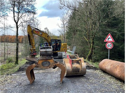 Die Mitarbeiter der Baufirma sind derzeit dabei, einen Durchlass auf der B 27 zwischen Braunlage und Elend zu erneuern. Foto: Eggers