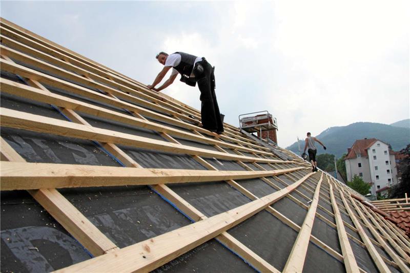 Die Mitarbeiter der Dachdeckerfirma Schrader bereiten den Unterbau für das neue Dach vor.  Fotos: Ciszewski