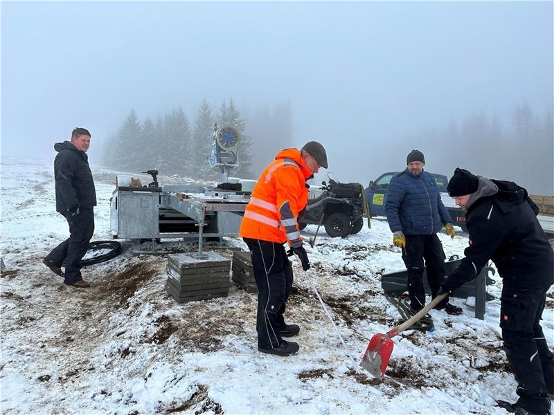 Wurmbergseilbahn investiert in den Wintersport Die Mitarbeiter der Fachfirma und der Wurmbergseilbahn-Gesellschaft stellen vor wenigen Tagen gemeinsam den Zauberteppich auf, der schon in einigen Wochen die ersten Wintersportler den Hang hinauf transportieren soll. Fotos: Eggers