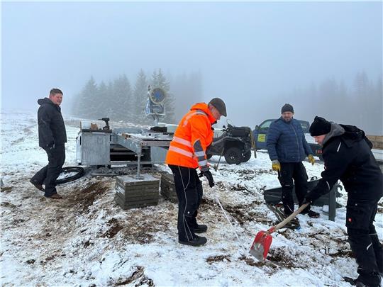 Die Mitarbeiter der Fachfirma und der Wurmbergseilbahn-Gesellschaft stellen vor wenigen Tagen gemeinsam den Zauberteppich auf, der schon in einigen Wochen die ersten Wintersportler den Hang hinauf transportieren soll. Fotos: Eggers