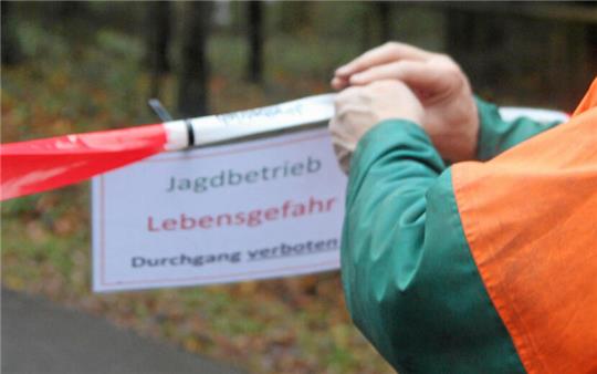Die Mitarbeiter der Forstverwaltung warnen mit Schildern davor, die Strecken zu begehen, die am Donnerstag bejagt werden sollen.