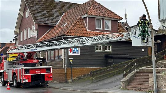 Die Mitarbeiter der Städtischen Betriebe Braunlage hängen derzeit die Lichter der Weihnachtsbeleuchtung an den Laternen und über die Straßen der Stadt auf.