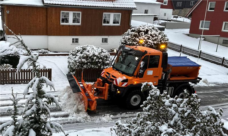 Die Mitarbeiter der Städtischen Betriebe räumen im Stadtgebiet wie im Foto im Schlesierweg den Schnee. Die Kosten dafür tragen die Grundstückseigentümer über die Straßenreinigungsgebühr, über deren Höhe der Betriebsausschuss am Dienstag berät.