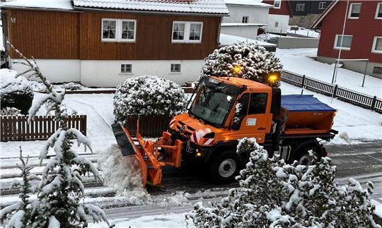 Die Mitarbeiter der Städtischen Betriebe räumen im Stadtgebiet wie im Foto im Schlesierweg den Schnee. Die Kosten dafür tragen die Grundstückseigentümer über die Straßenreinigungsgebühr, über deren Höhe der Betriebsausschuss am Dienstag berät.
