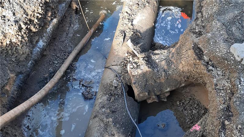 Die Mitarbeiter der Wasserwerke versuchen, den Rohrbruch zu beheben.