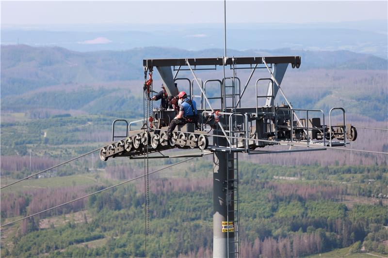 Laufrollenkontrolle am Braunlager Wurmberg Die Mitarbeiter der Wurmbergseilbahn-Gesellschaft kontrollieren die Laufrollen und das Seil an der 17 Meter hohen Stütze an der Bergstation. Foto: Bein