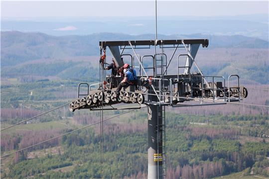 Die Mitarbeiter der Wurmbergseilbahn-Gesellschaft kontrollieren die Laufrollen und das Seil an der 17 Meter hohen Stütze an der Bergstation. Foto: Bein
