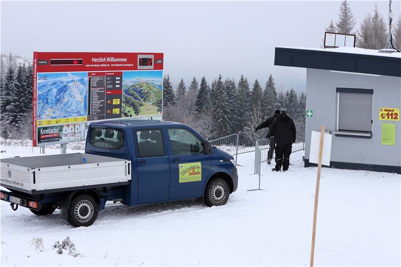 Die Mitarbeiter der Wurmbergseilbahn-Gesellschaft stellen Laufgitter zur Vorbereitung der Skisaison am Samstag auf, damit die Wintersportler die Corona-Regeln einhalten.  Fotos: Neuendorf