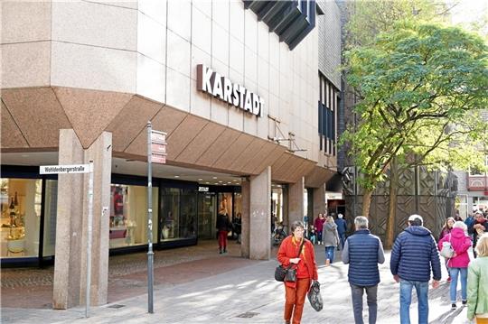 Die Mitarbeiter des Goslarer Karstadt-Warenhaus bitten die Kunden mit einer Unterschriftenliste um Unterstützung. Foto: Bode