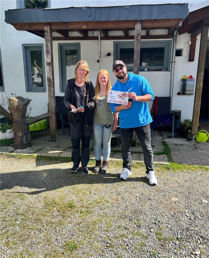 Bad Harzburger Youtuber spendet 2300 Euro ans Tierheim Die Mitarbeiter des Tierheims bekommen neben den Sachspenden auch einen Gutschein überreicht. Foto: Privat