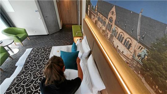 Die Mitarbeiterin eines Hotels in Goslar bereitet ein Zimmer vor: Der Tourismus im Harz zeigt sich trotz eines leichten Übernachtungsrückgangs nach Einschätzung des Tourismusverbandes stabil.