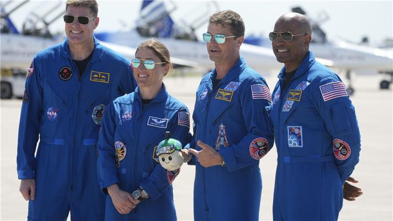 Die Mitglieder der „Artemis 2“-Besatzung (l-r) Jeremy Hansen aus Kanada, Christina Koch, Commander Reid Wiseman und Pilot Victor Glover posieren für ein Foto wenige Tage vor dem geplanten Start.