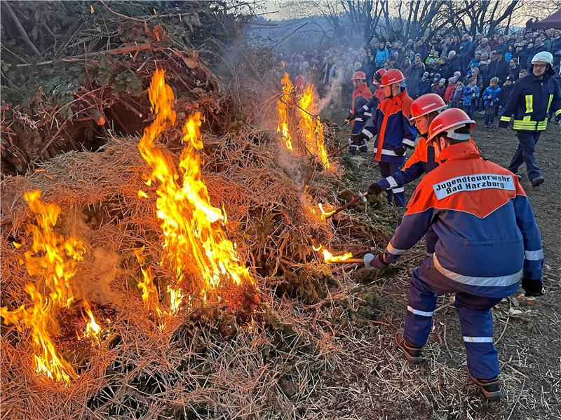 Ostern: Diese Veranstaltungen sind in Bad Harzburg geplant Die Mitglieder der Bad Harzburger Jugendfeuerwehr entzünden das Osterfeuer am Weißen Stein. Foto: GZ-Archiv