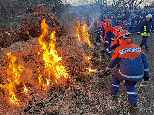 Die Mitglieder der Bad Harzburger Jugendfeuerwehr entzünden das Osterfeuer am Weißen Stein. Foto: GZ-Archiv