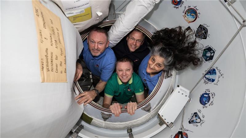 Die Mitglieder der „Crew-9“: im Uhrzeigersinn von links: Barry „Butch“ Wilmore, Nick Hague und Suni Williams und Alexander Gorbunow